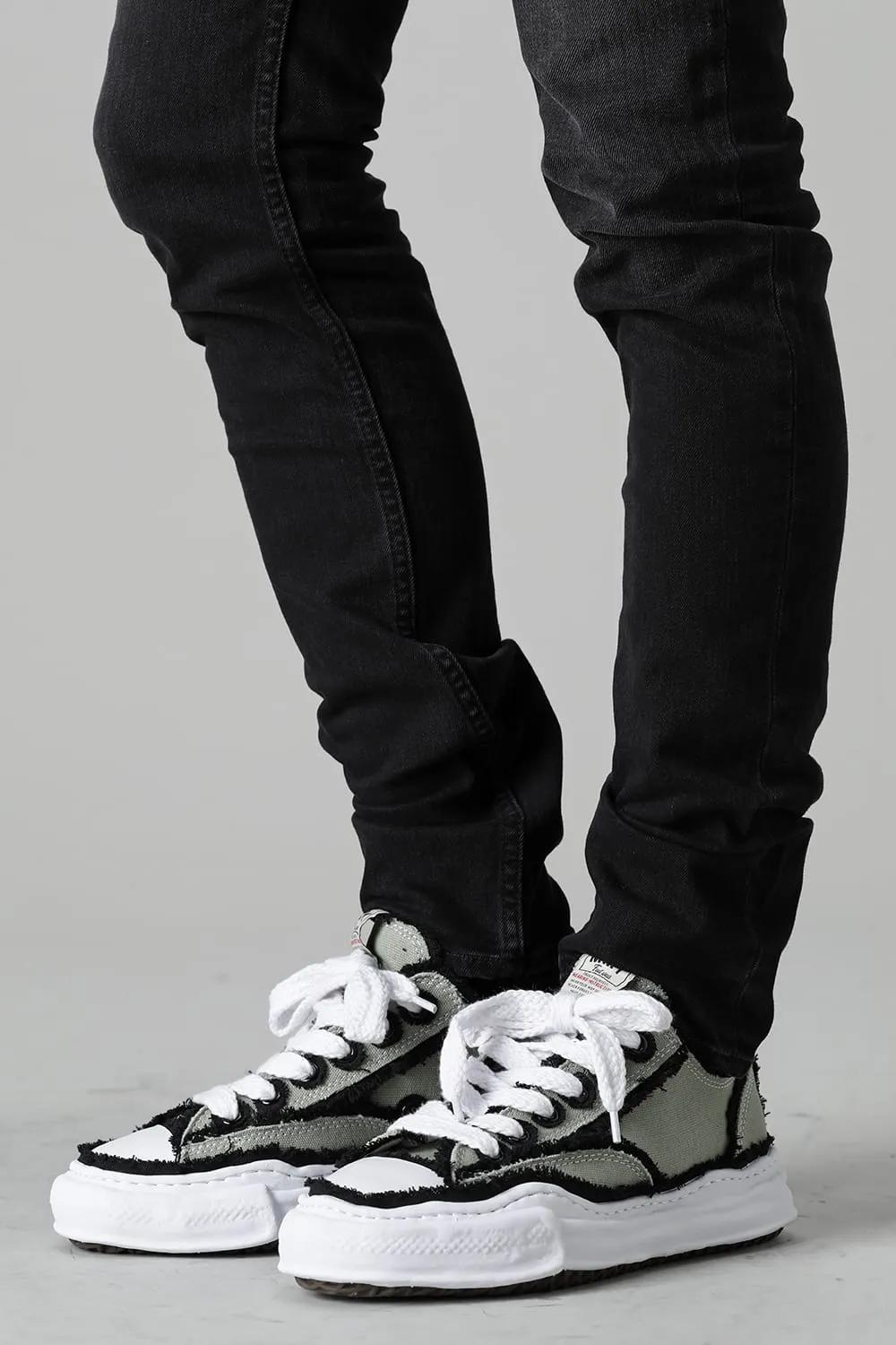 -PETERSON Low- Overhanging canvas Low-top sneakers White