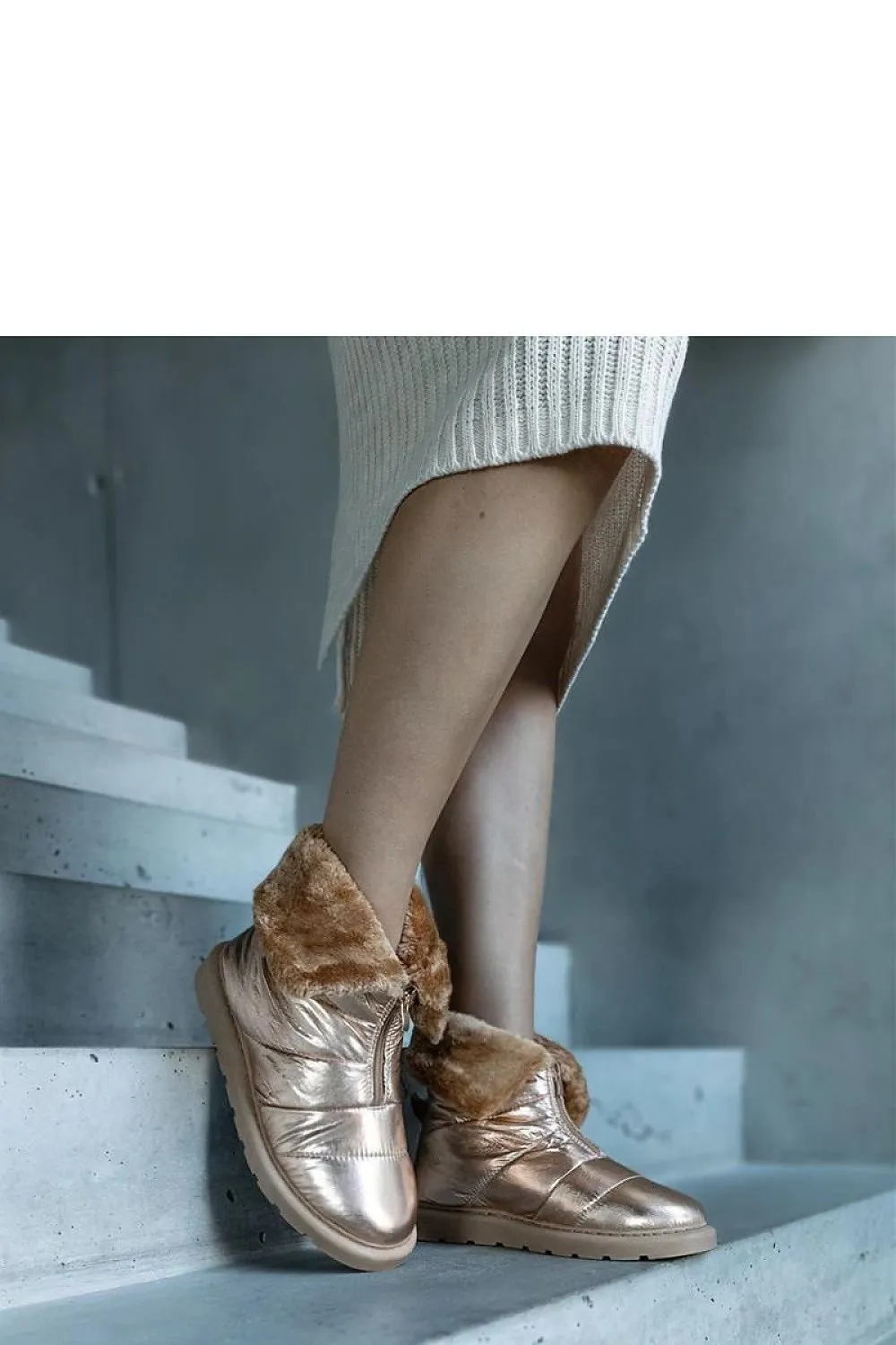 Beige insulated snow boots