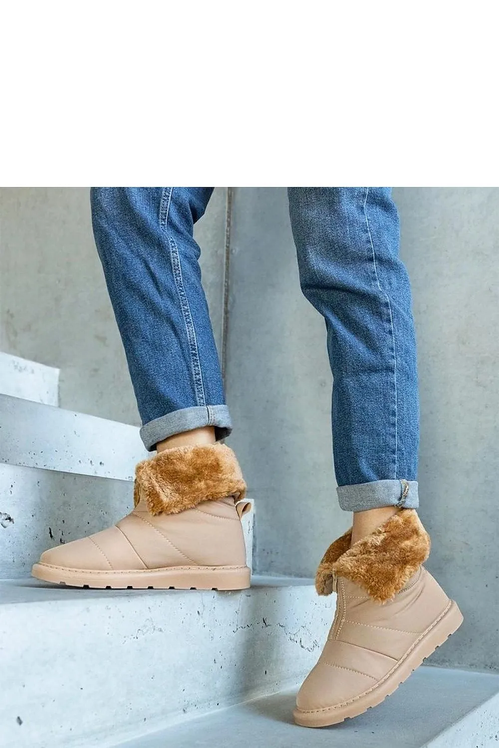 Beige insulated snow boots