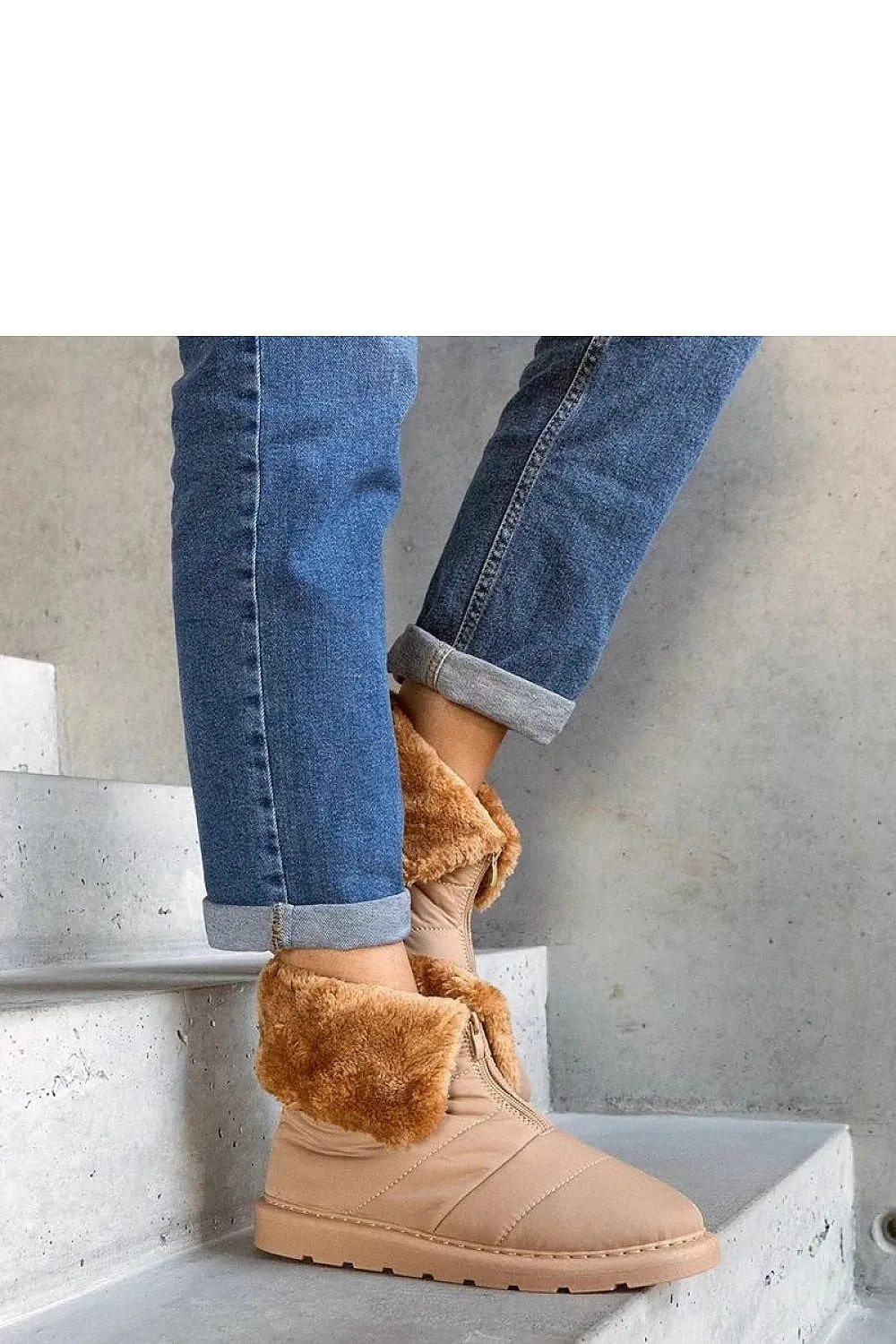 Beige insulated snow boots