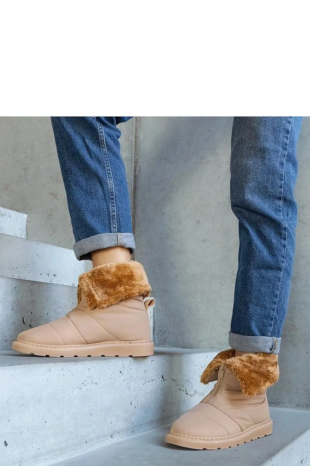 Beige insulated snow boots