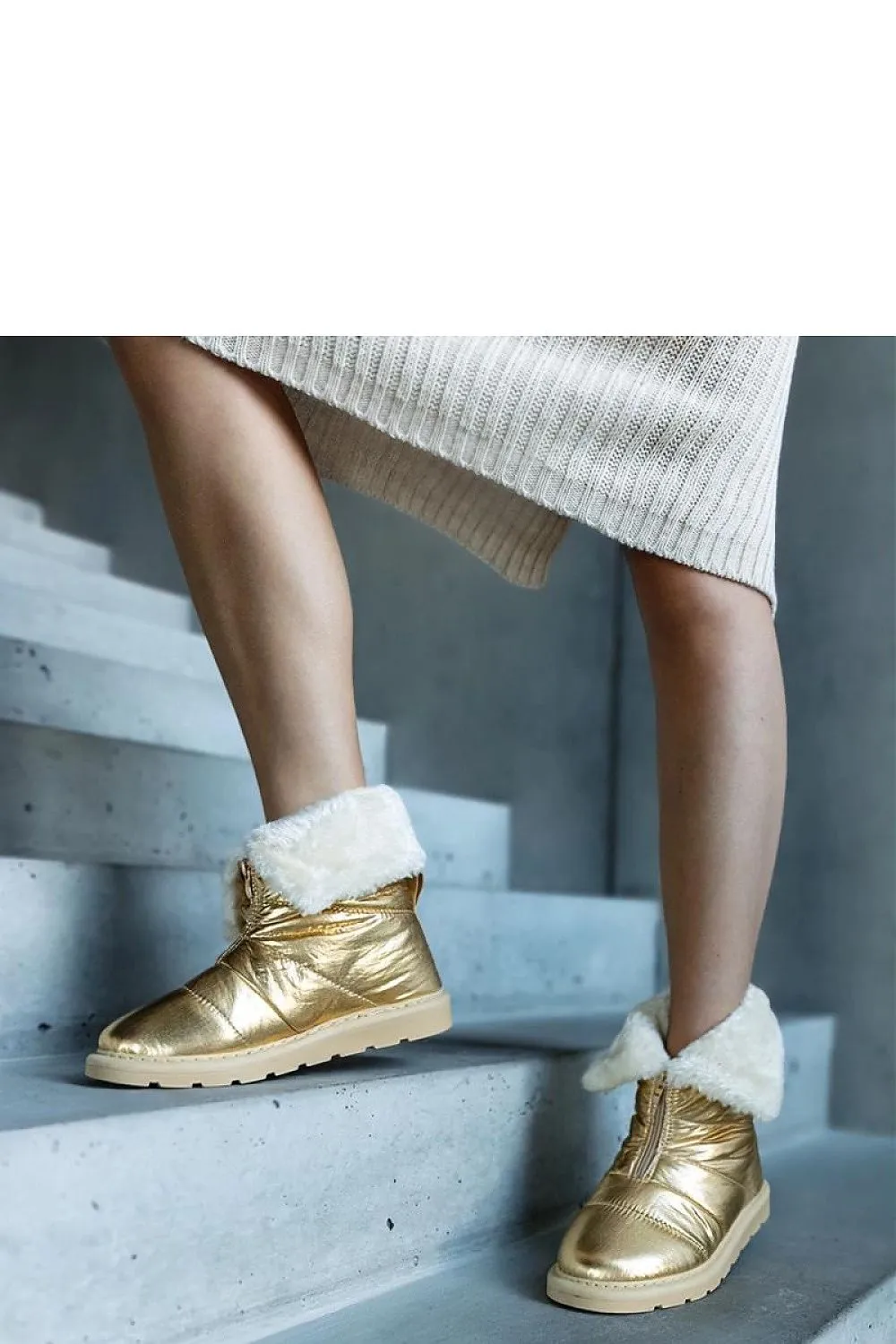 Beige insulated snow boots