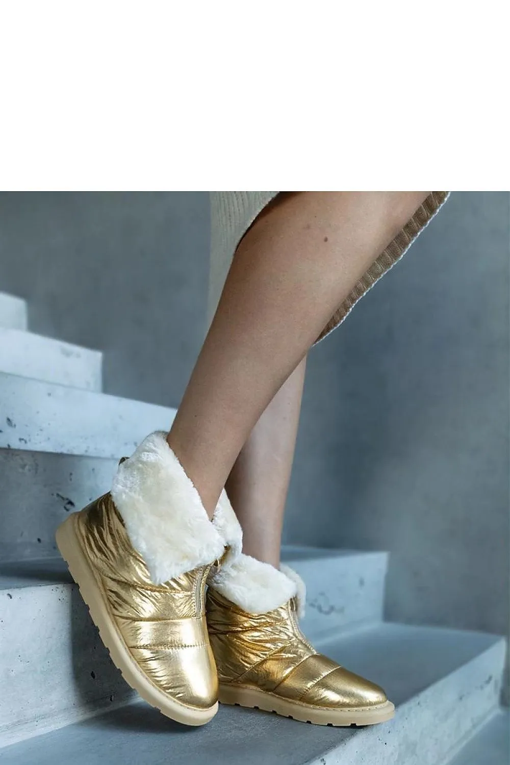 Beige insulated snow boots