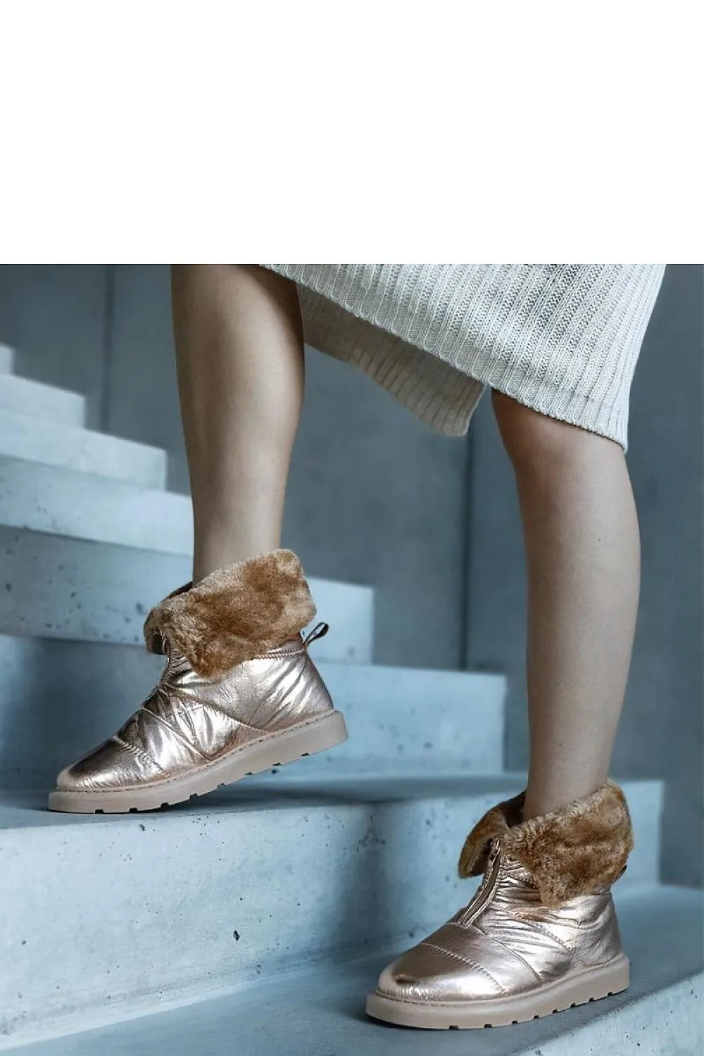 Beige insulated snow boots