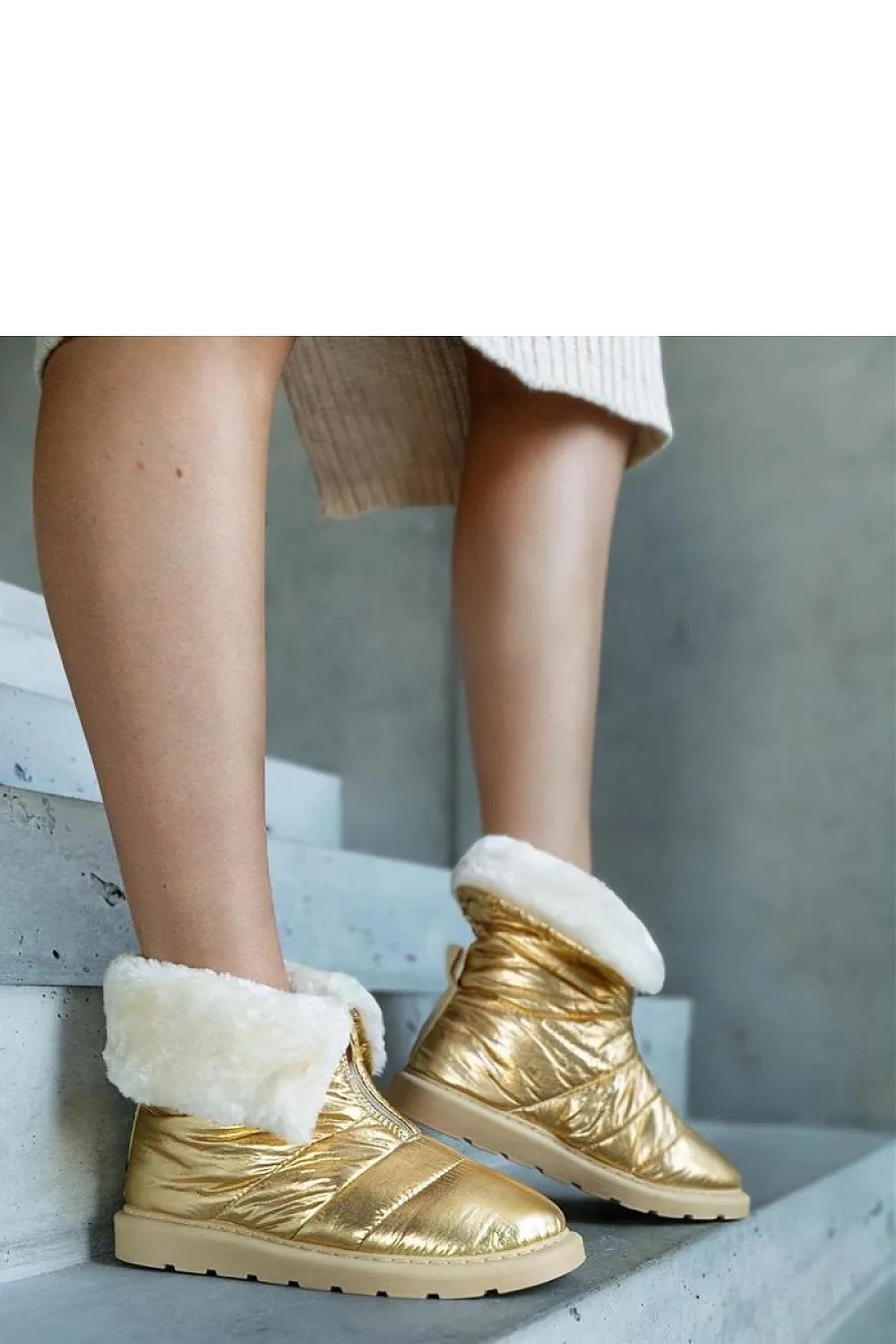 Beige insulated snow boots