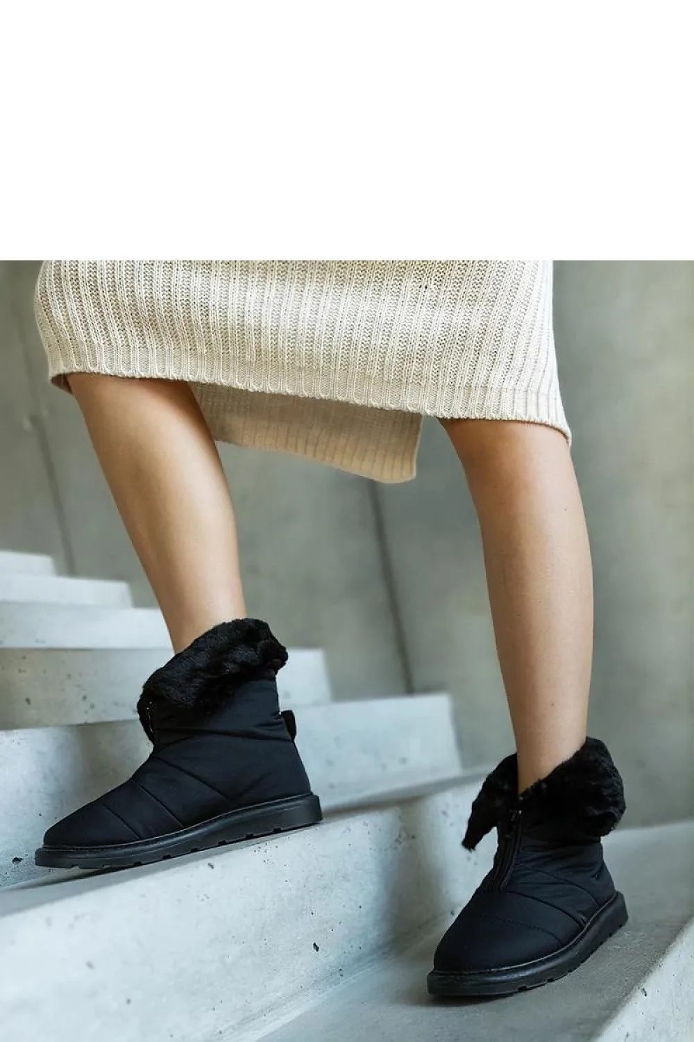 Beige insulated snow boots