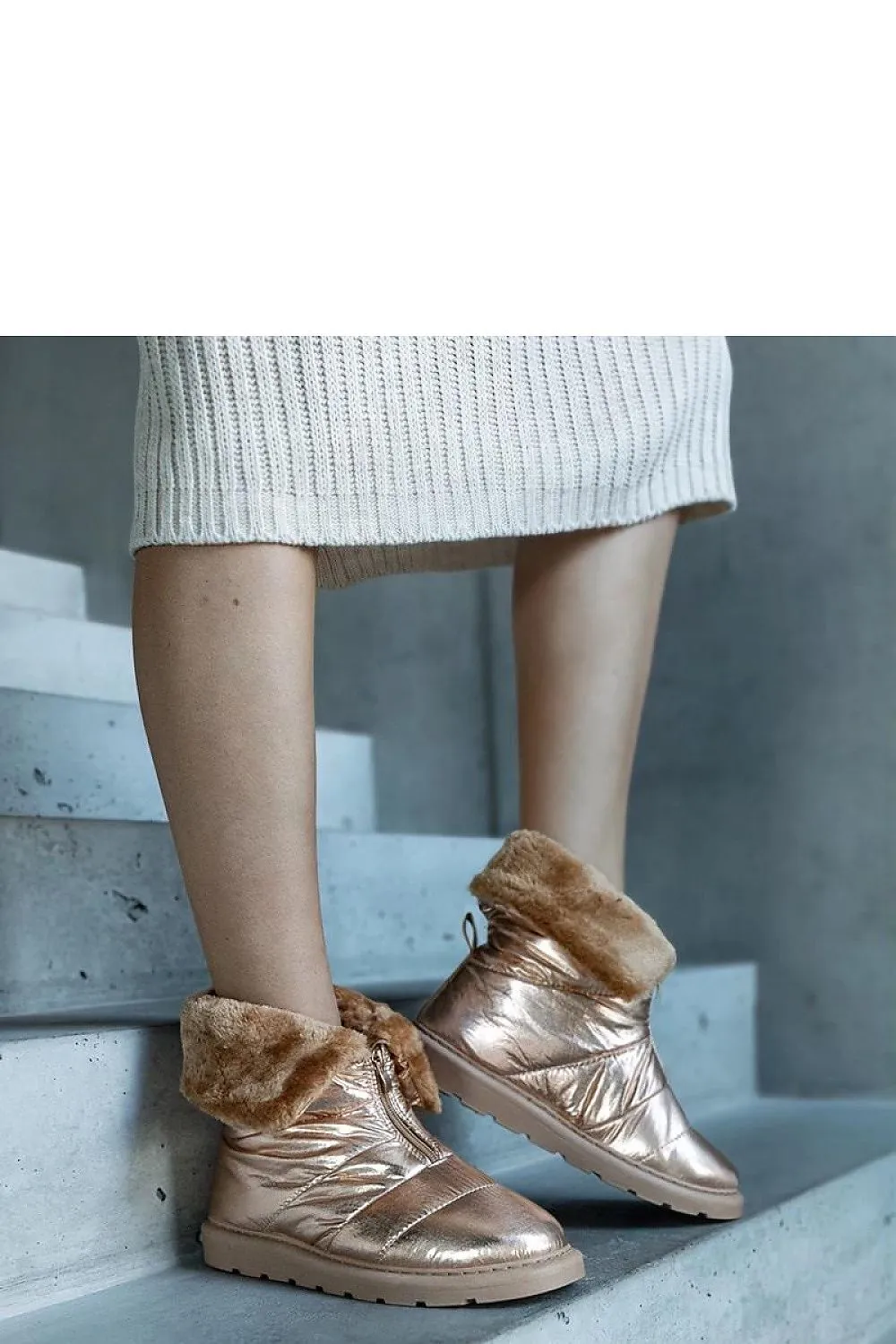 Beige insulated snow boots