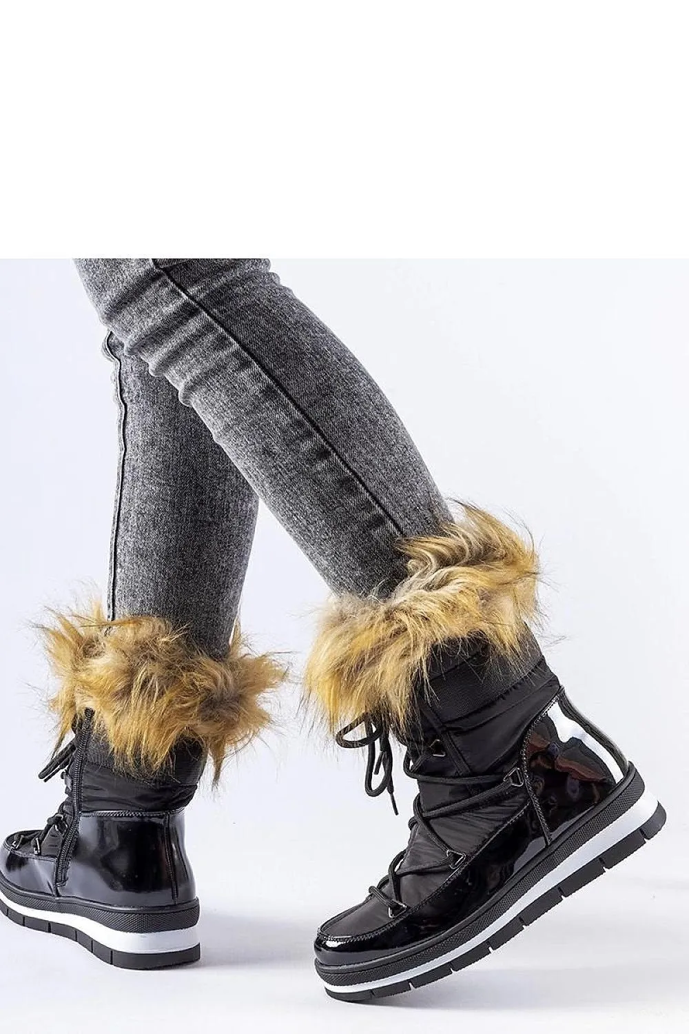 Black lacquered snow boots with fur