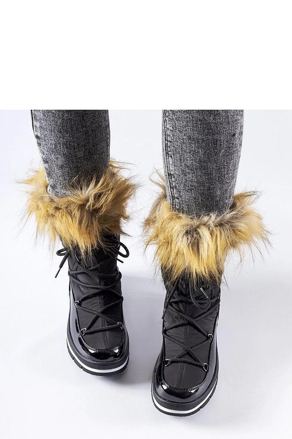 Black lacquered snow boots with fur