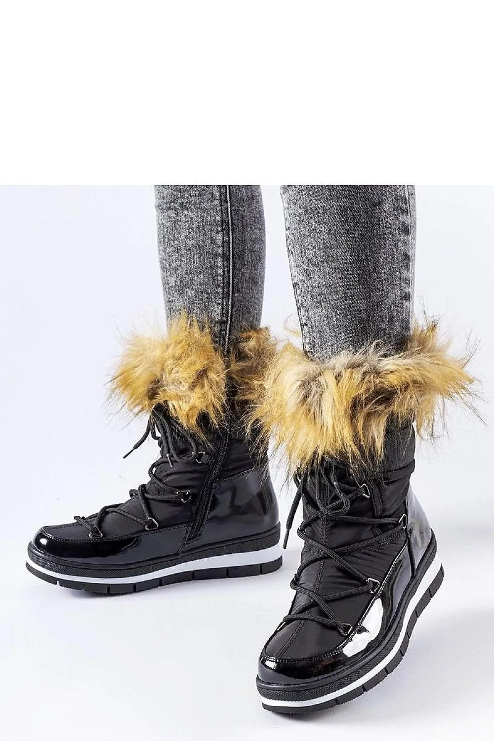 Black lacquered snow boots with fur