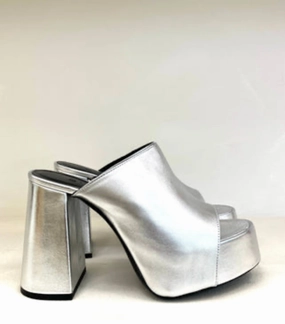Brad Silver Metallic Leather Customizable Fit Brad Silver Metallic Leather Flexible Arch Bridge