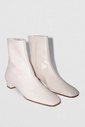 Breathable mesh panel Este Boot White Leather Reliable flair Sculpted durability Este Boot White Leather