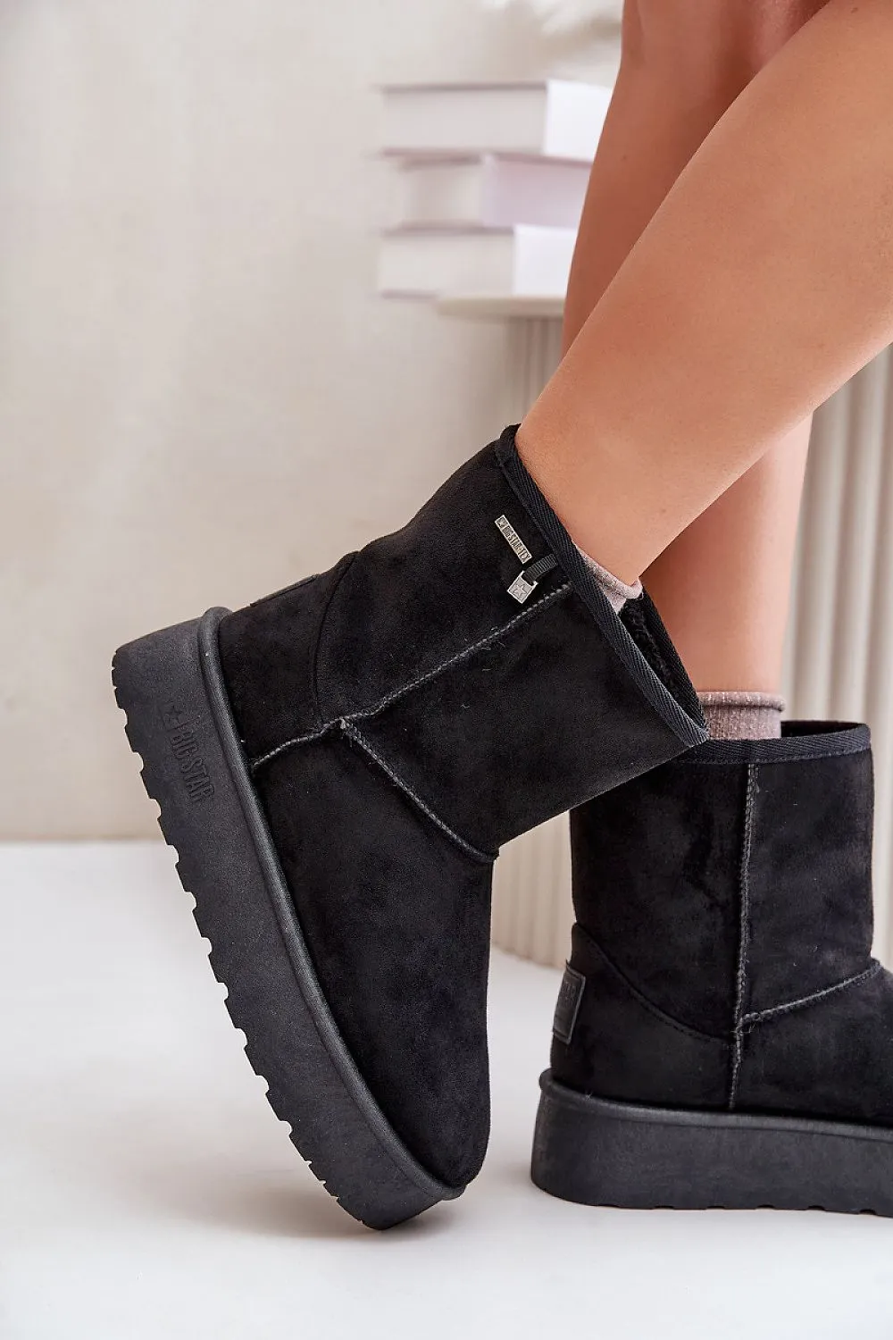 Fashionable soft fur snow boots