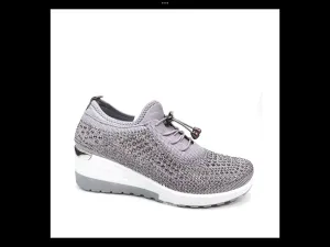 Gray tennis shoes