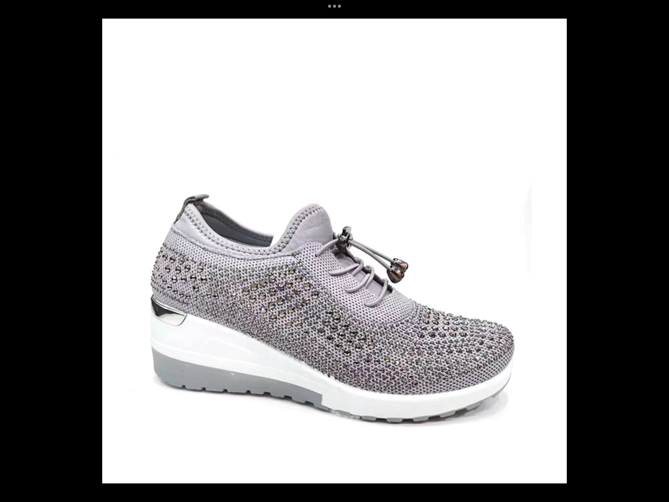 Gray tennis shoes