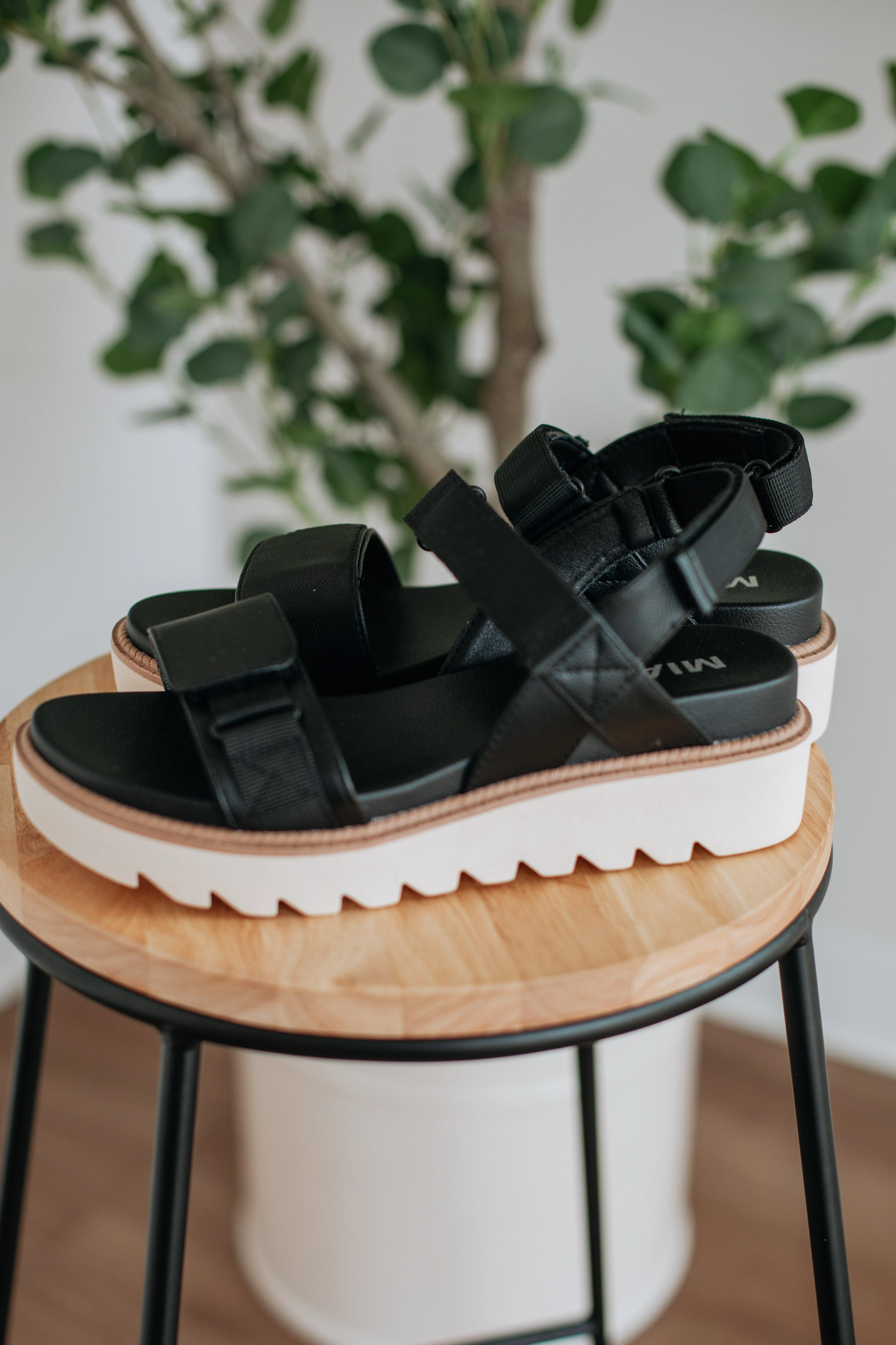 Breathable Lining Ventilated Meet Me Later Sandals - Black