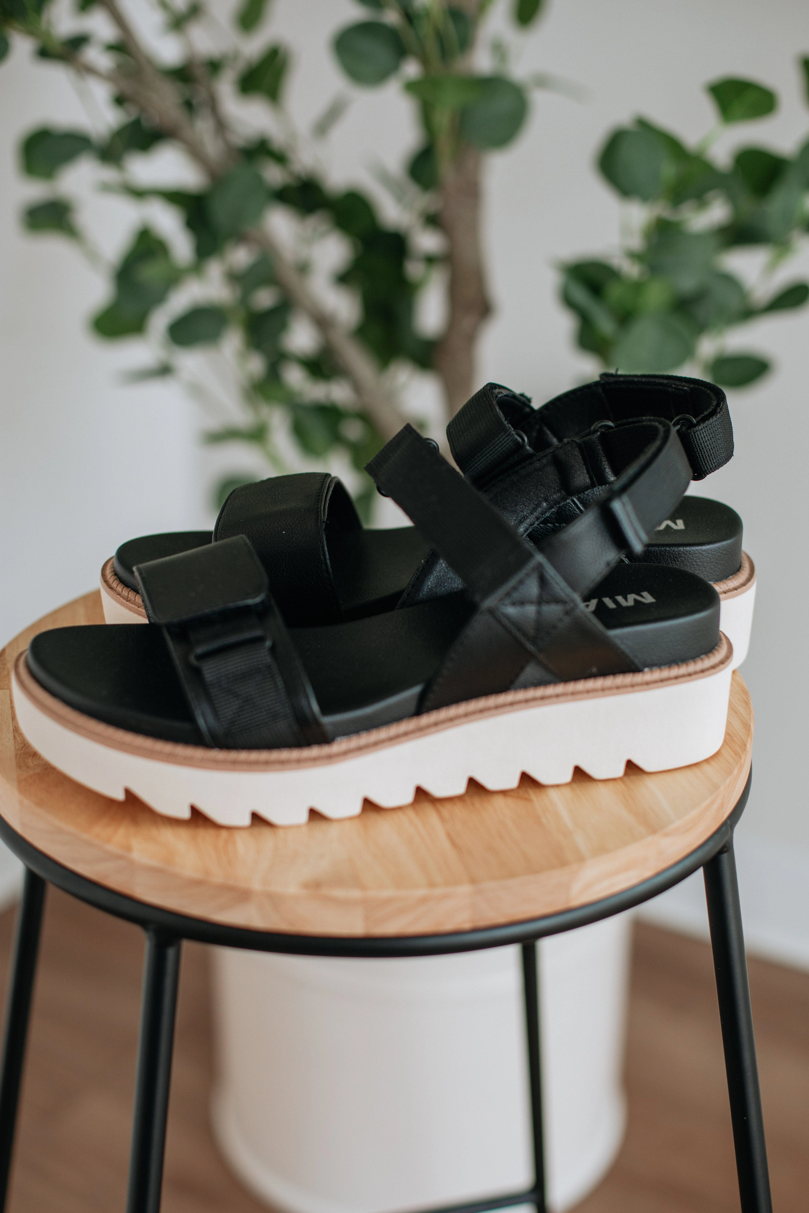 Pair Quick Meet Me Later Sandals - Black
