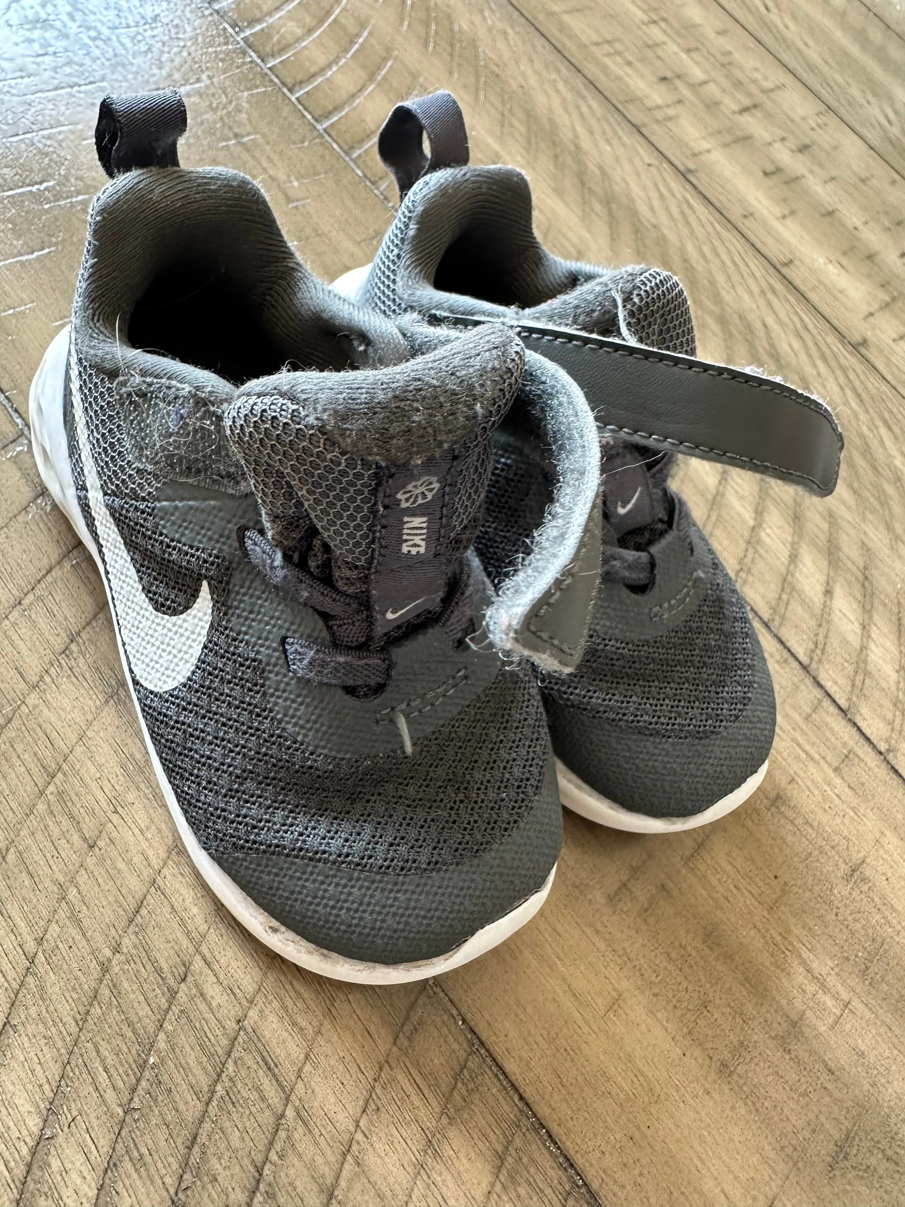 Nike dark gray sneakers Toddler size 5C - size Shoes:           5 & 5.5 (Little Kid)