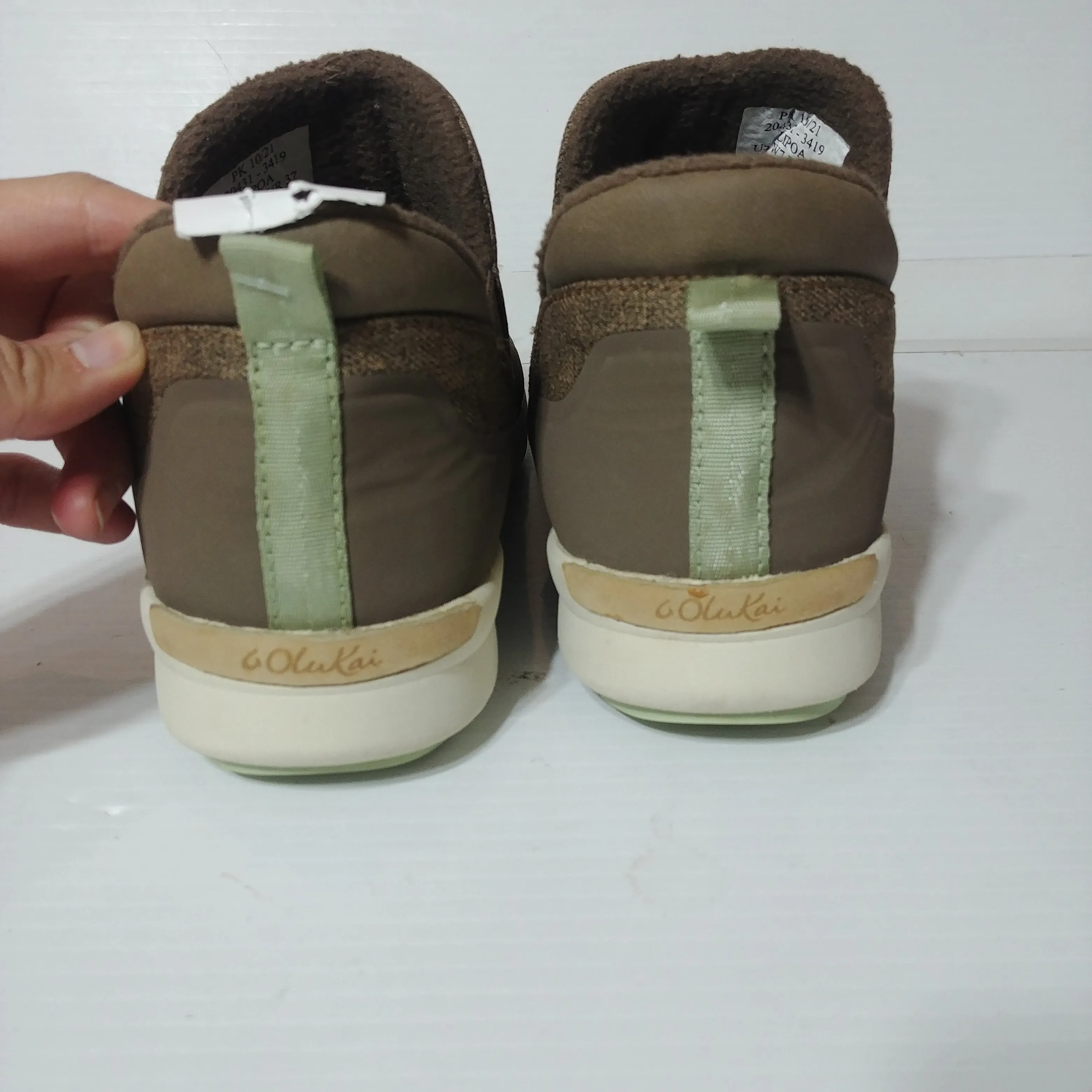 OluKai Womens Slip On Shoes - Size 7 - Pre-owned - 2SF799