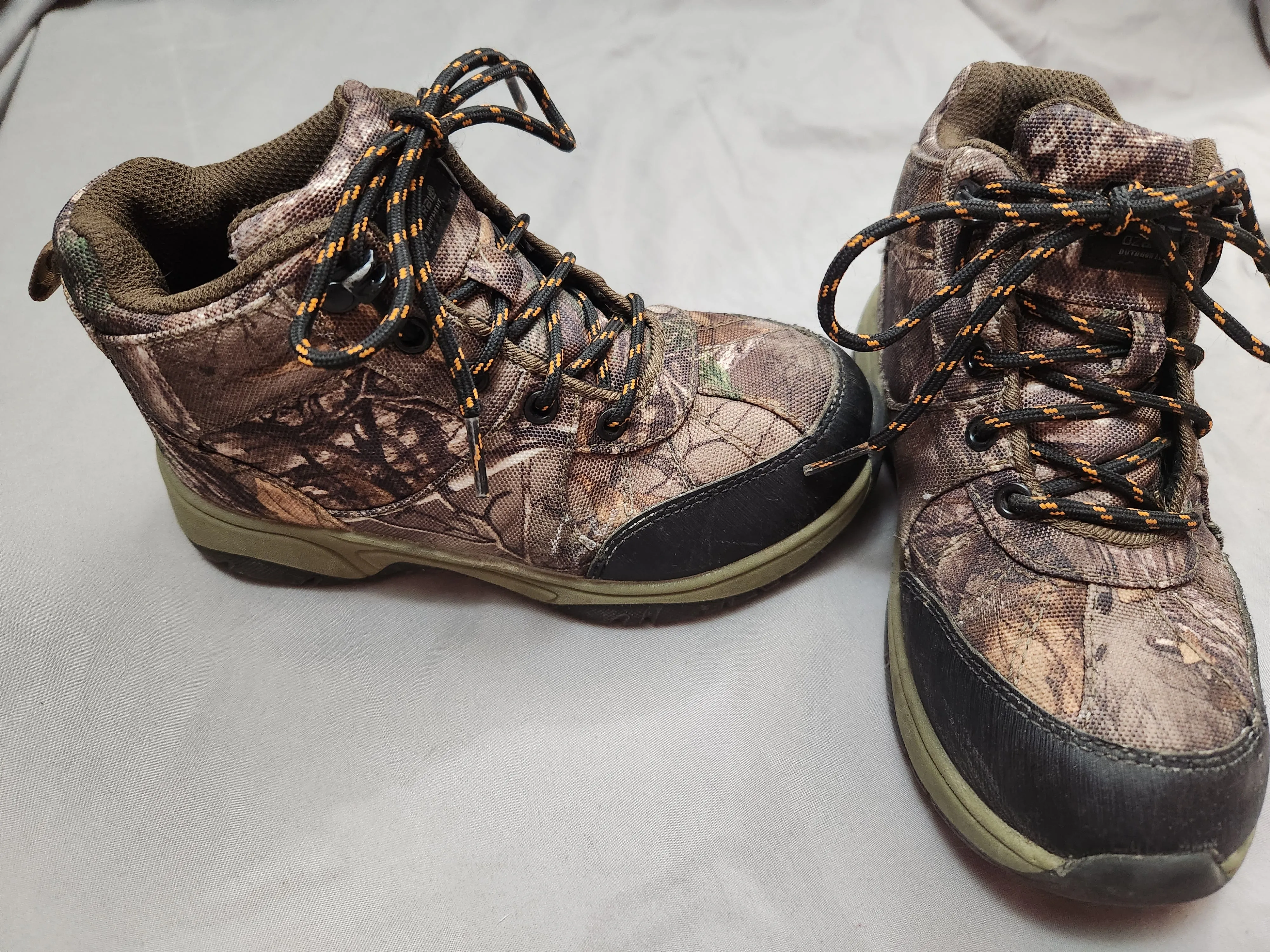 Ozark Trail Boots Camo print, hiking boots - size Shoes:      13 & 13.5 (Little Kid)